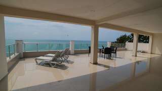 Отель Kobuleti Beach Club Кобулети Семейный люкс с видом на море-1