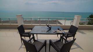 Отель Kobuleti Beach Club Кобулети Семейный люкс с видом на море-2